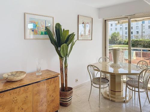 2 bedroom apartment with parking 3 mins from La Croisette beach