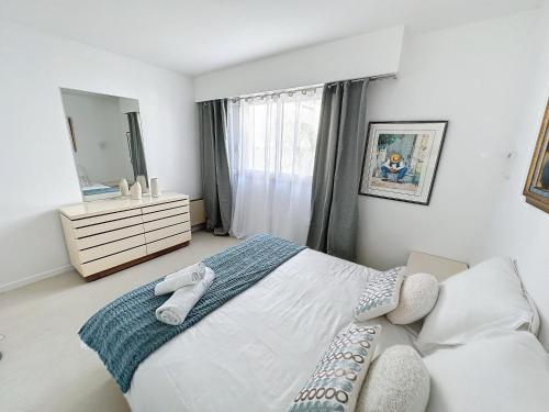 2 bedroom apartment with parking 3 mins from La Croisette beach