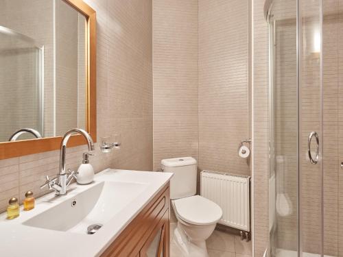 Un baño con inodoro, lavabo y ducha. en Rezidence Sadová, en Karlovy Vary