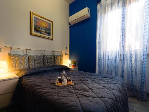 錢皮諾的住宿－亞得里亞羅姆酒店，一间卧室配有一张床,上面放着一个食物托盘