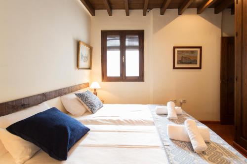 1 dormitorio con 1 cama grande en una habitación en Apartamento Puerta Elvira Centro, en Granada