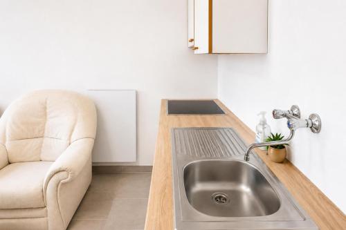 Modern Studio Apartment with Free Wi-Fi