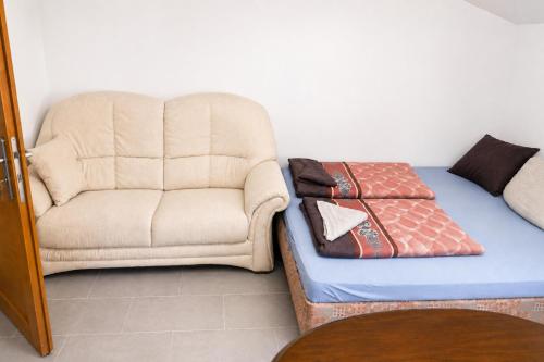 Modern Studio Apartment with Free Wi-Fi