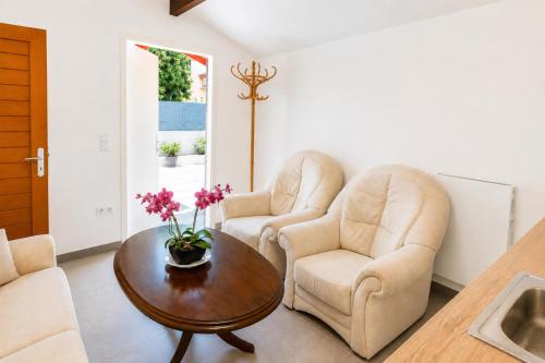 Modern Studio Apartment with Free Wi-Fi