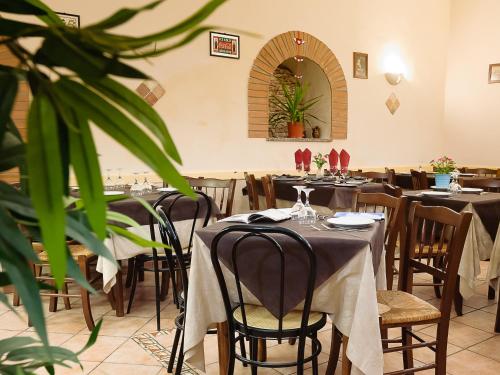 un restaurante con mesas y sillas en una habitación en Adriatic Room I en Ciampino