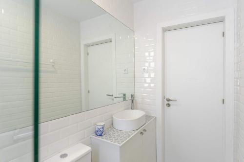 Traditional Townhouse with Jacuzzi by HostWise