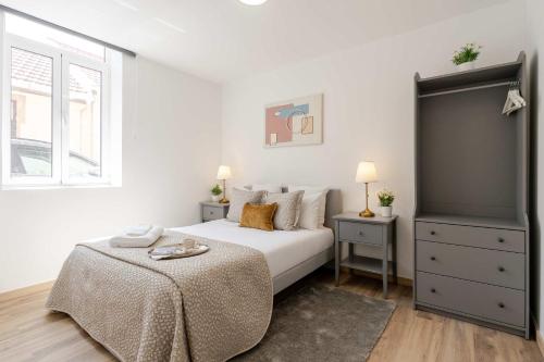 Traditional Townhouse with Jacuzzi by HostWise