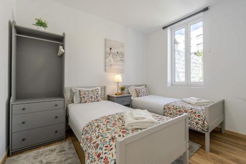 Traditional Townhouse with Jacuzzi by HostWise