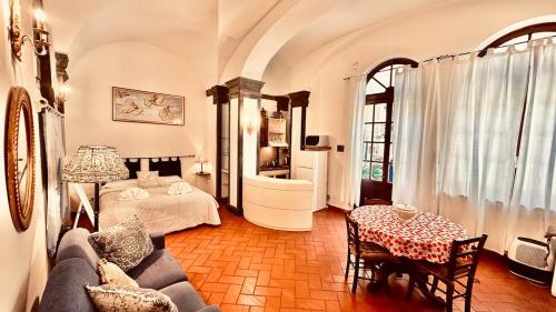 Lovely Florence Apartment for 3 Historic Oltrarno