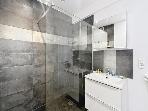 Cozy one bedroom apartment with balcony and parking