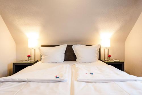 Postel nebo postele na pokoji v ubytování Hotel Zum Zeppelin Hamburg