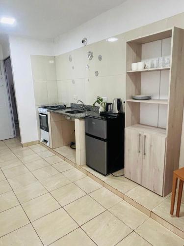 Habitación privada con cocina y baño compartido