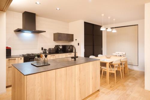 New! Modern Private House 京都駅Villa deLuxe 丹波口駅徒歩5分 二条城まで電車4分 最大8名のご家族に最適 車庫付き