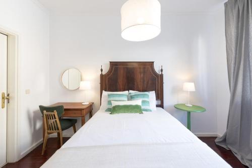Foz Beach Apartment w Sea Views by LovelyStay