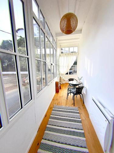 100m from Arcachon Beach Spacious 100m2 Apartment with Parking and Air Conditioning
