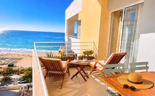 Elegant Beachfront Stay- Ocean View Balcony & Garage