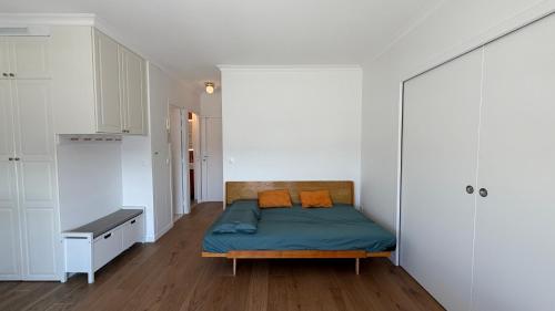 Elegant Eiffel View Apartment Balcony and Garage