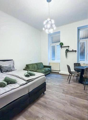 N18 Enjoy Apartments New beautiful spacey Apartment AC Quiet Street
