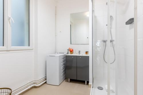 B2D-2people-Wagram-1Bedroom-Ternes-AC