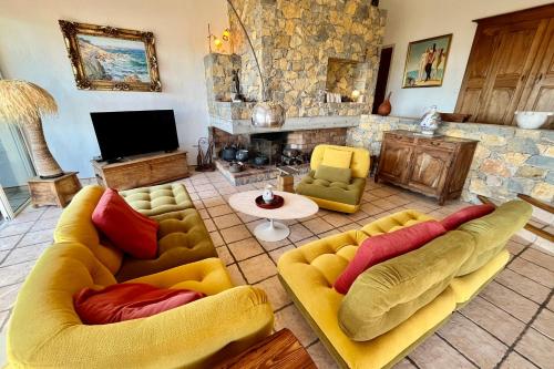 Villa 5 rooms with pool near the sea