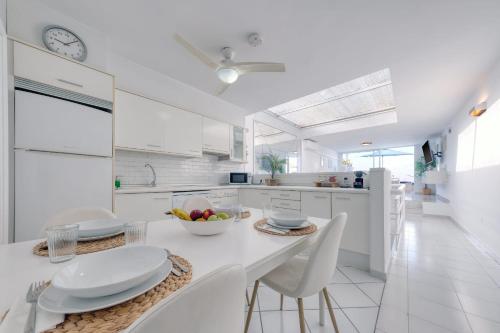 Casa Picon en Puerto del Carmen, con terraza, vistas al mar, piscina y junto a la playa