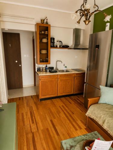 Olive and Wood Apartment near 25th Martiou Metro Thessaloniki