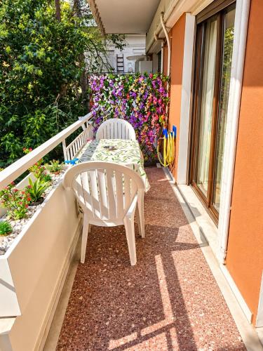 Olive and Wood Apartment near 25th Martiou Metro Thessaloniki