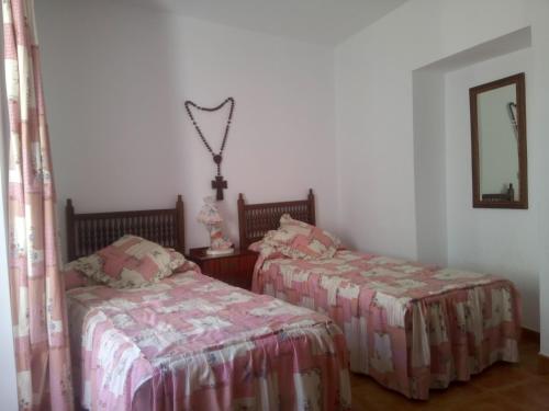 A bed or beds in a room at Casa Rural El Solarillo