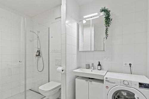 1 or 2BR I Balcony I 15 Min Airport I 20 Min Center