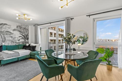 1 or 2BR I Balcony I 15 Min Airport I 20 Min Center