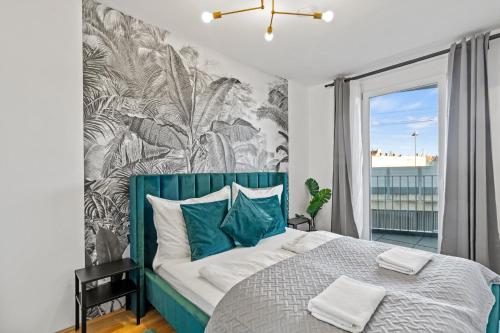 1 or 2BR I Balcony I 15 Min Airport I 20 Min Center