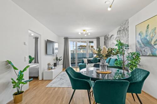 1 or 2BR I Balcony I 15 Min Airport I 20 Min Center