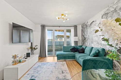 1 or 2BR I Balcony I 15 Min Airport I 20 Min Center