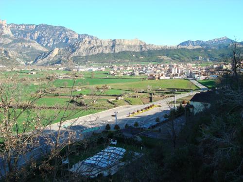 a view of a city with a river and mountains at Hotel Restaurant Cal Petit in Oliana