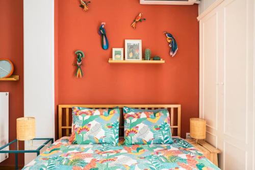 Colorful and Quiet Room with Balcony close to Center