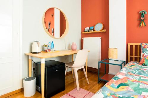 Colorful and Quiet Room with Balcony close to Center