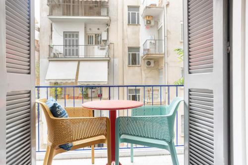 Colorful and Quiet Room with Balcony close to Center