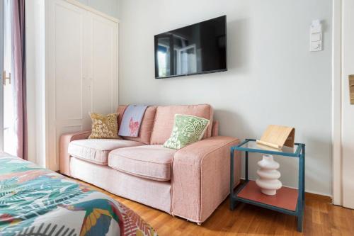 Colorful and Quiet Room with Balcony close to Center