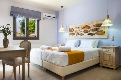 Un dormitorio con una cama, una mesa y un escritorio. en Villa Thalassini, en Agia Efimia