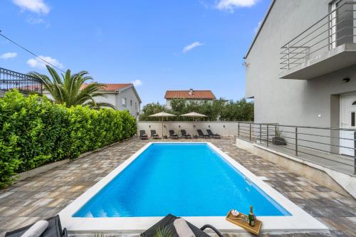 Holiday House Lana With Pool - Happy Rentals