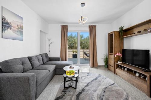 Holiday House Lana With Pool - Happy Rentals