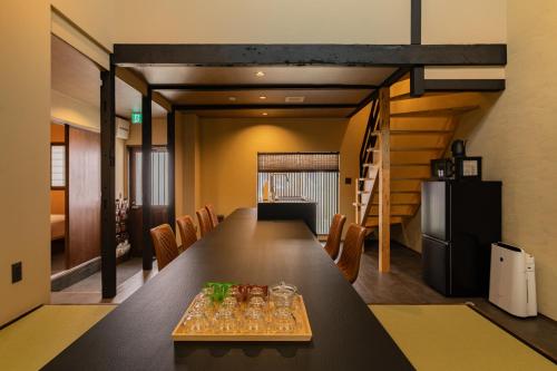 鶴Inn 庭園を望む和モダン邸宅 2バス 2トイレ 最大10名 難波 梅田 関空へ直通 横山居