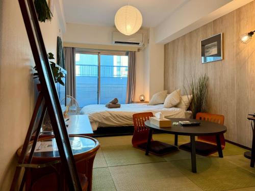 ZenAbode穏 Calming room with warmth of wood