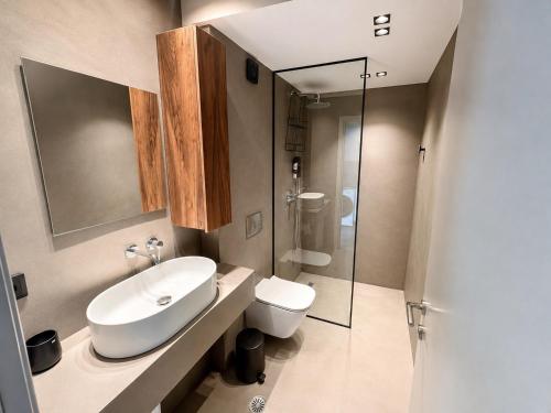 The Premium Kalamaria Suite - Metro & Promenade