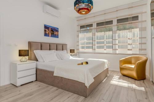 Relax Villa Tanasia with a pool near Split