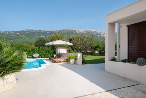 Relax Villa Tanasia with a pool near Split