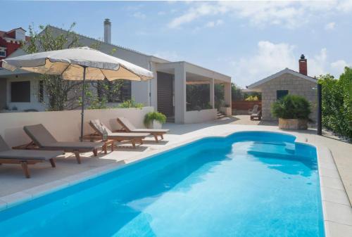 Relax Villa Tanasia with a pool near Split