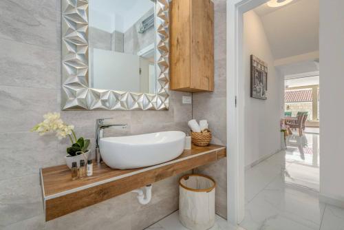 Relax Villa Tanasia with a pool near Split
