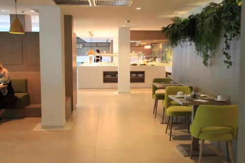 Een keuken of kitchenette bij JS Alcudi-Mar