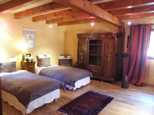 une chambre avec deux lits et une commode dans l'établissement La Maison Jaune, à Vendenheim